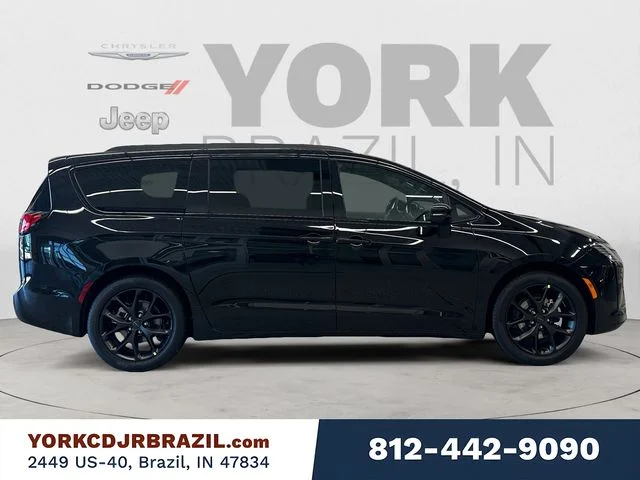New 2027 Diamond Black Crystal Pearl-Coat Exterior Paint Chrysler Limited image 6