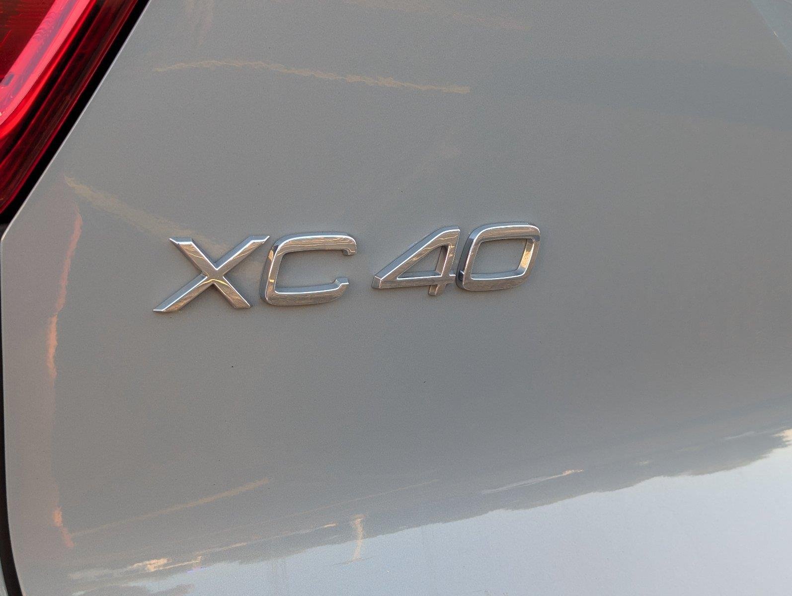 Used 2024 Vapor Grey Metallic Volvo Plus Bright Theme image 5