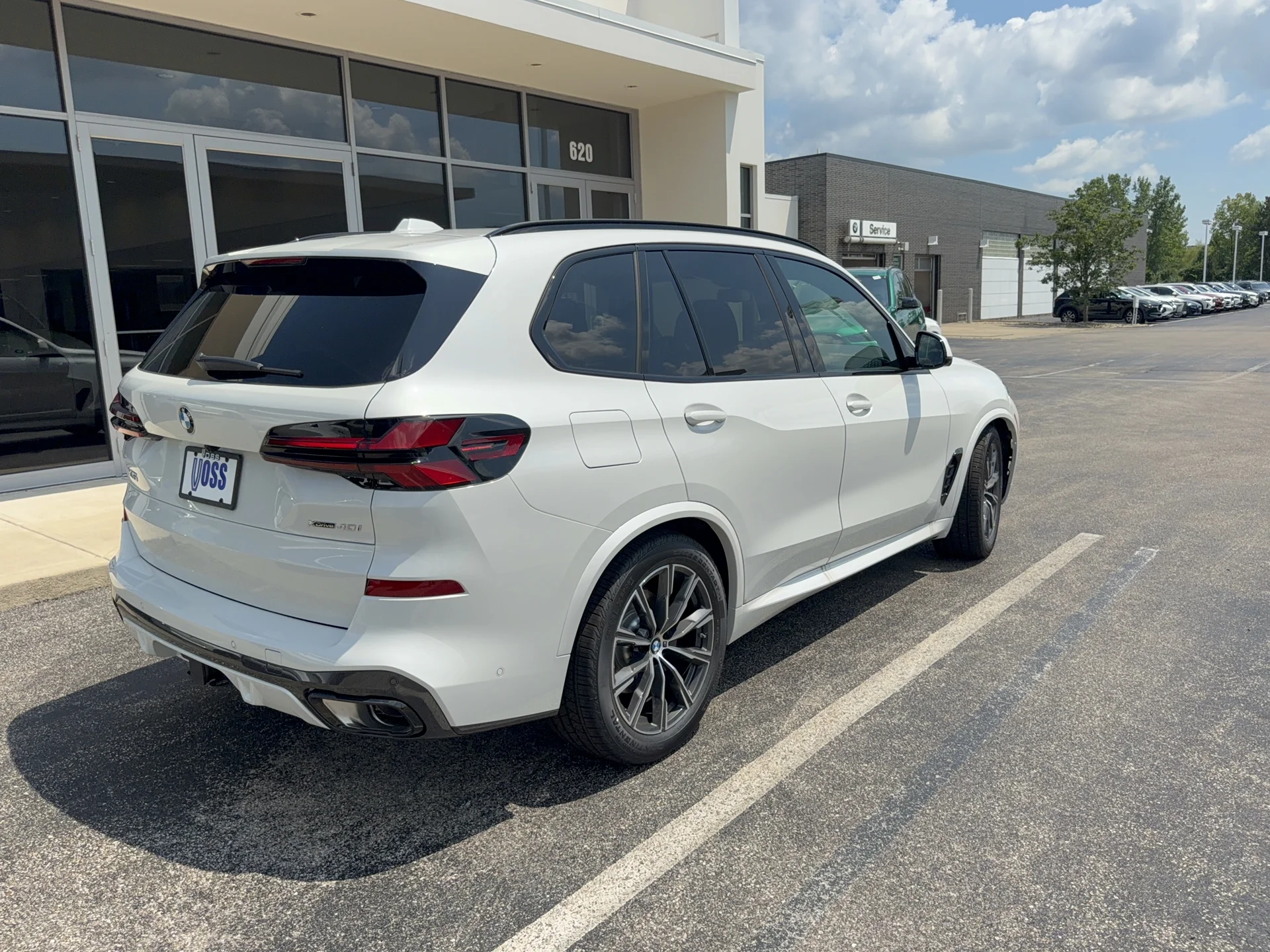 New 2026 Mineral White Metallic BMW xDrive40i image 3