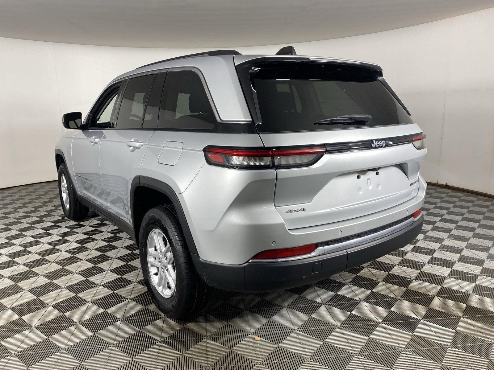 Used 2023 Silver Zynith Jeep Laredo image 8