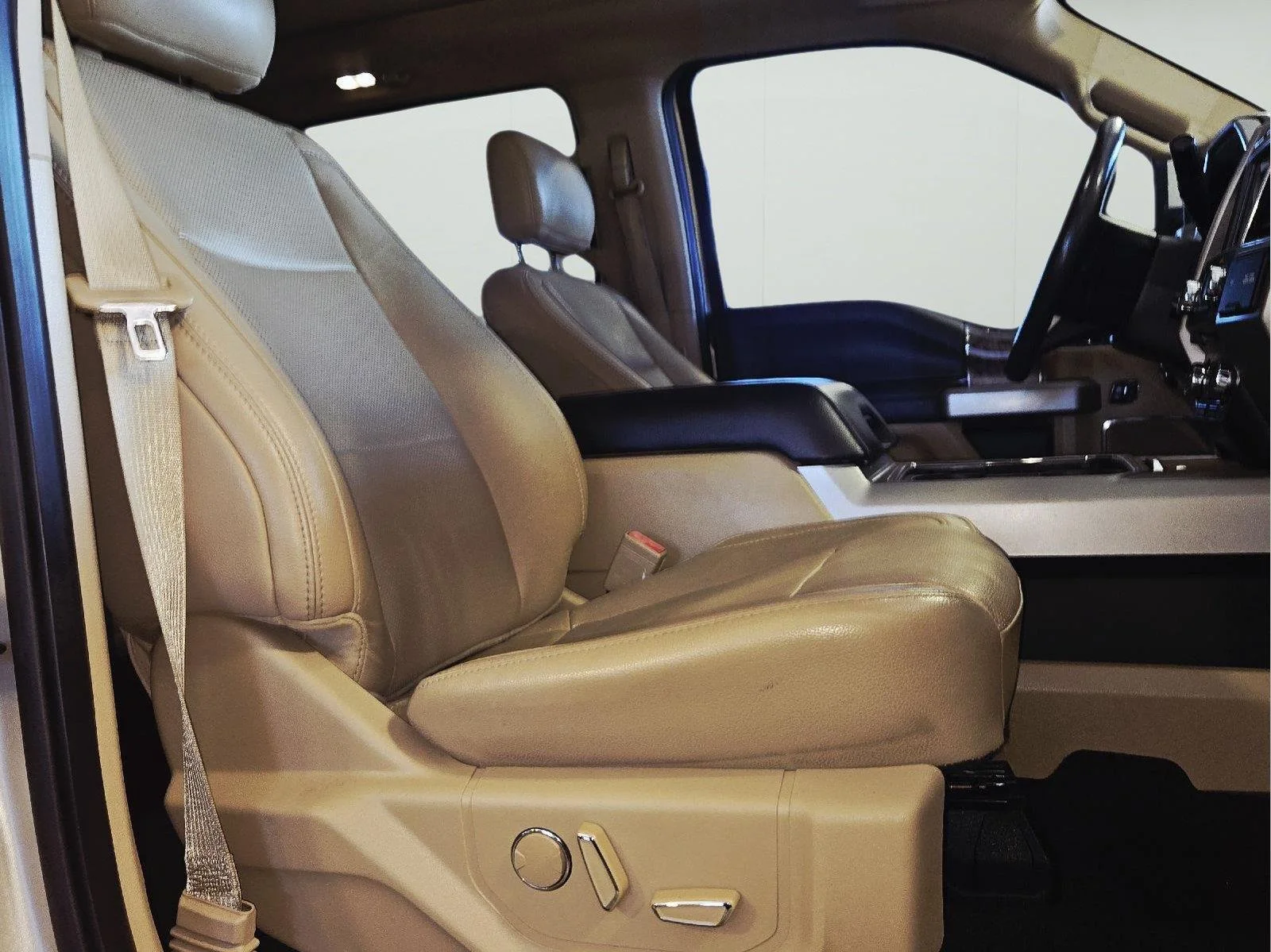 Used 2018 White Gold/Stone Gray Ford Lariat image 47