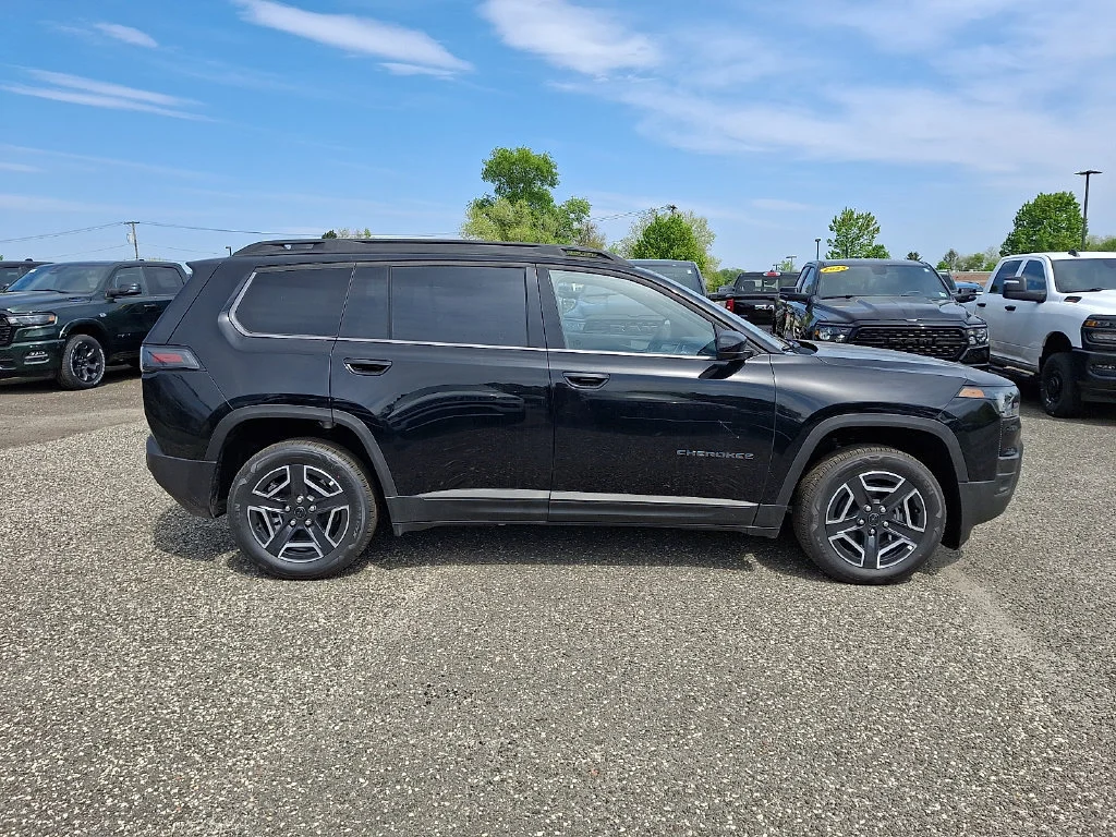 New 2026 Diamond Black Crystal Pearl-Coat Exterior Paint Jeep Laredo image 9