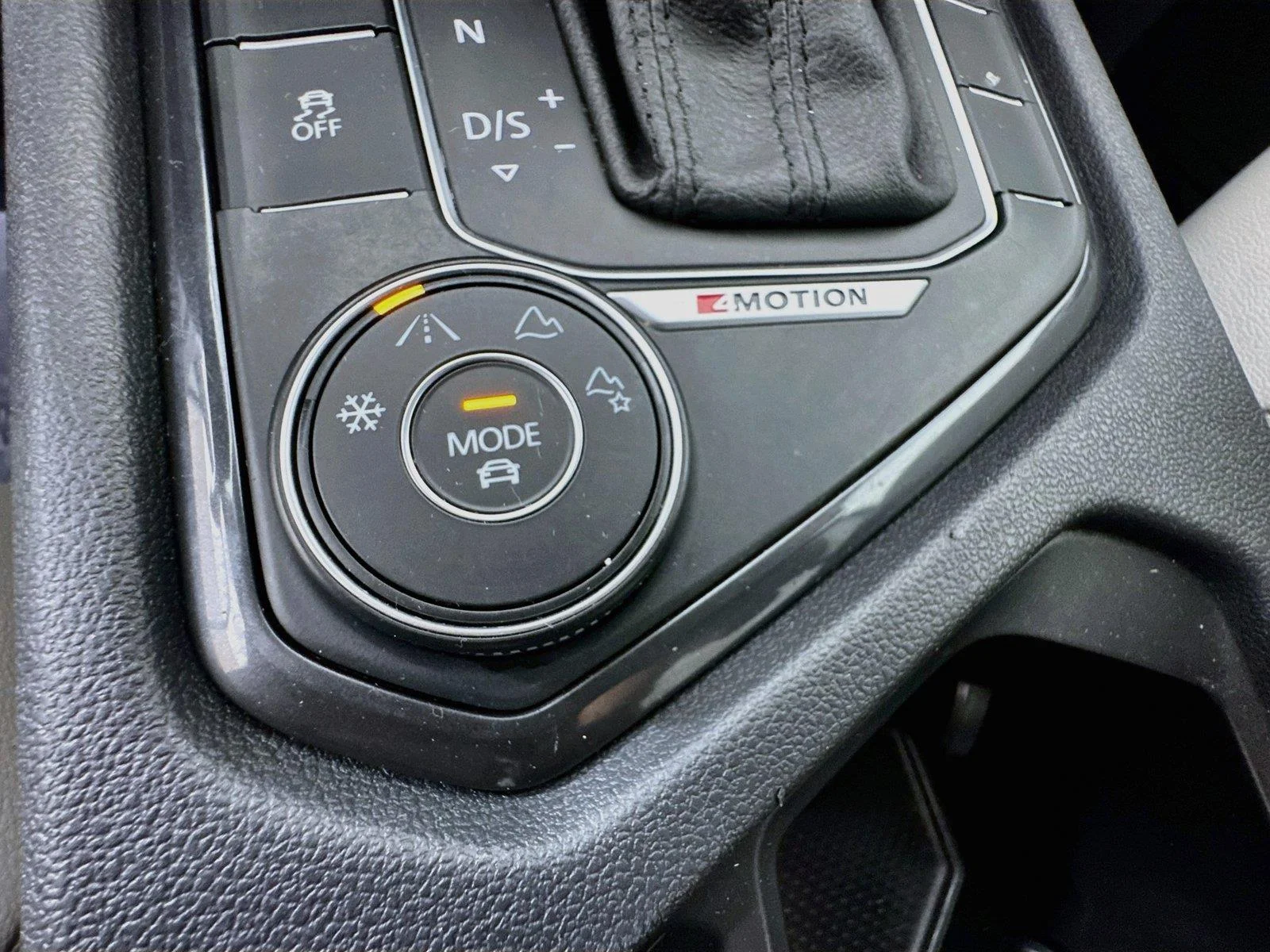 Used 2018 Deep Black Pearl Metallic Volkswagen SE image 32