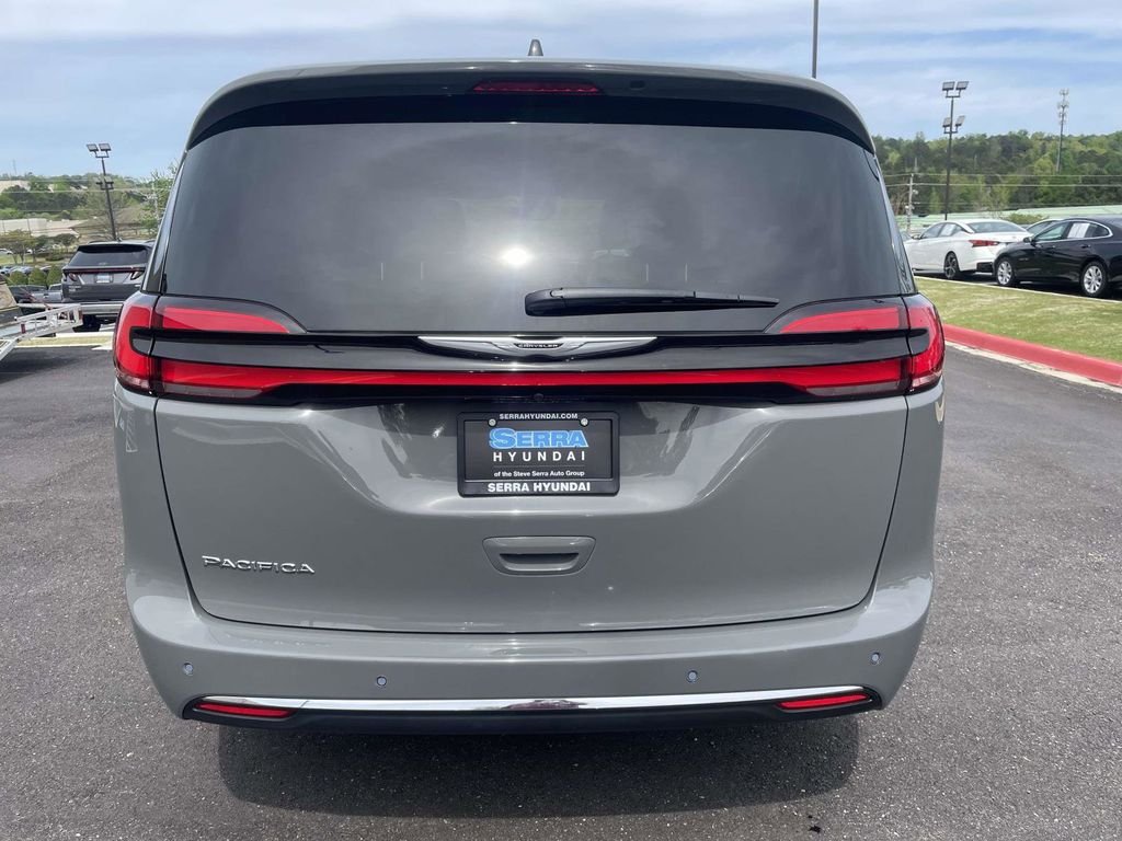 Used 2025 White Chrysler Select image 3