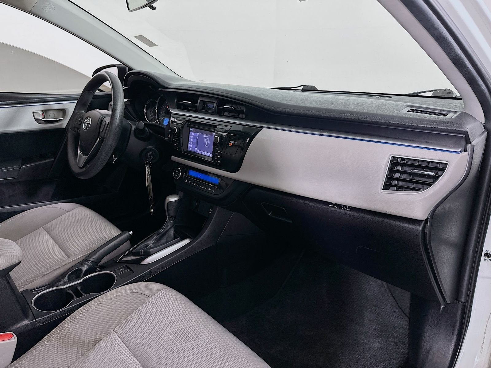 Used 2015 Super White Toyota LE image 27