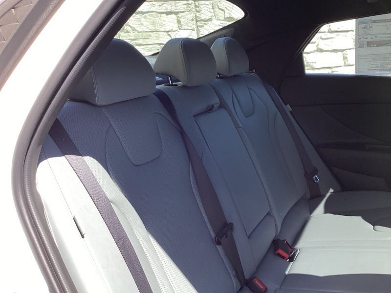 2025 Hyundai Elantra Limited - Photo 13