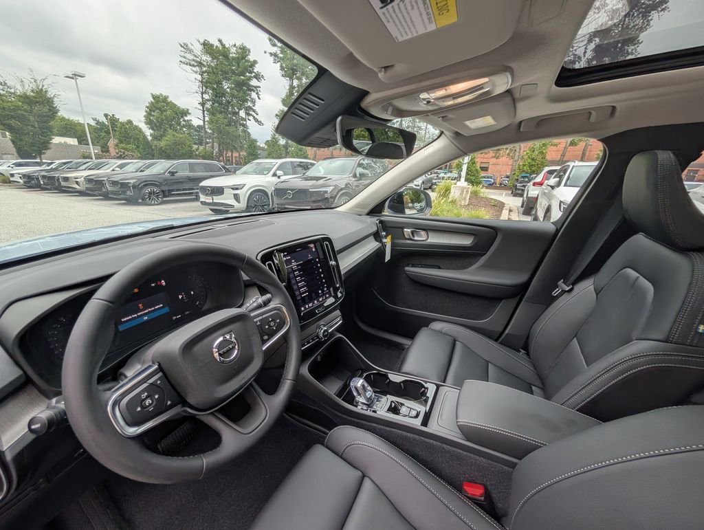 2026 Volvo XC40 Plus - Photo 8