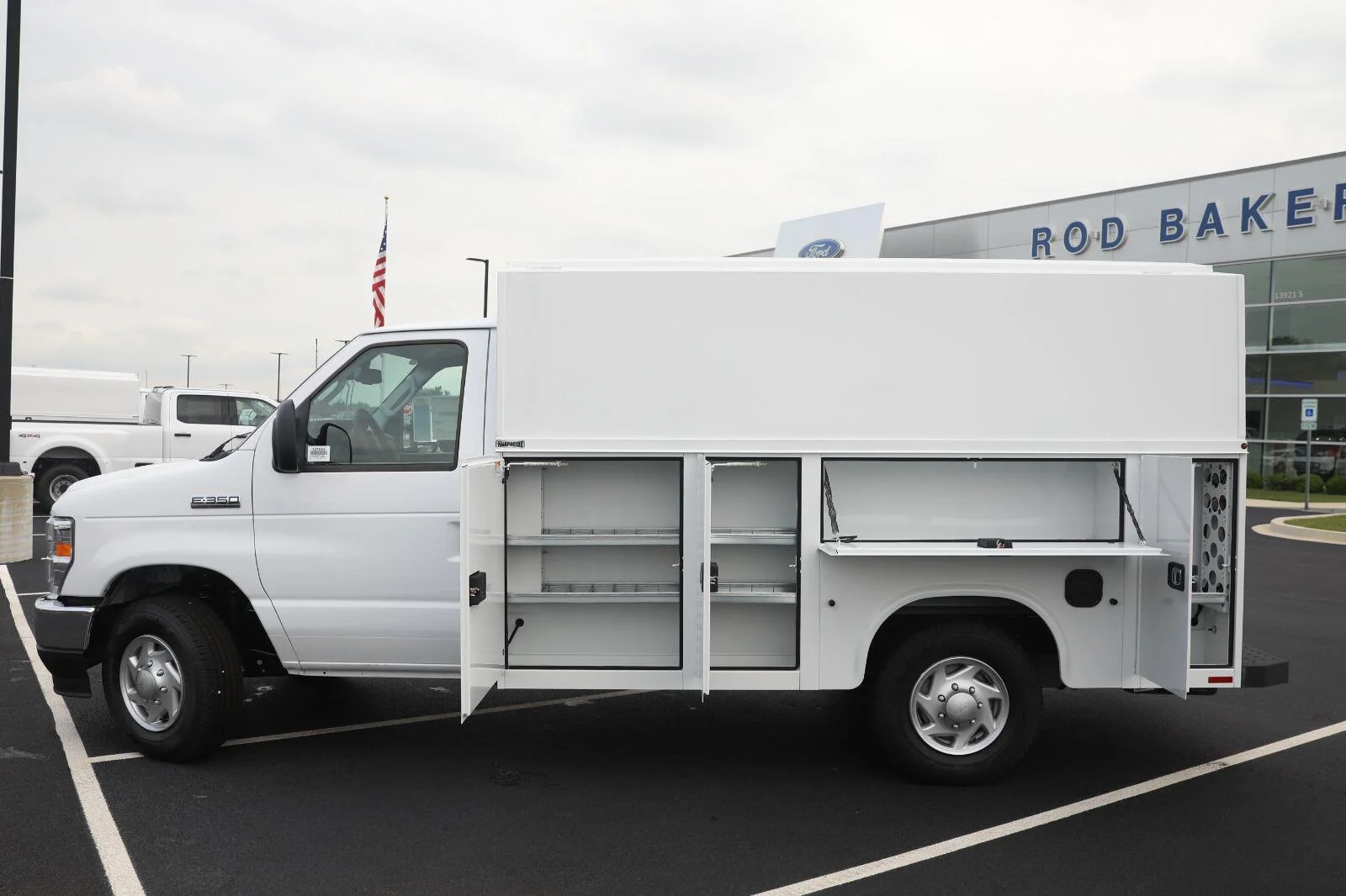 New 2027 Oxford White Ford E-350 SRW image 19