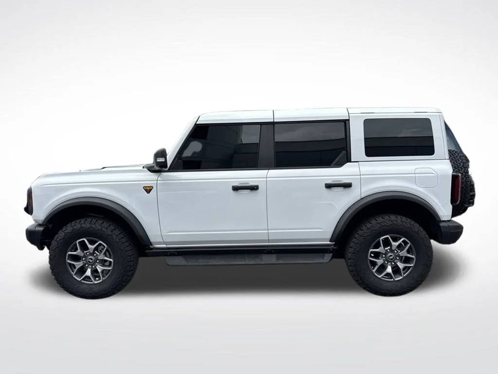 Used 2025 Oxford White Ford Badlands image 8