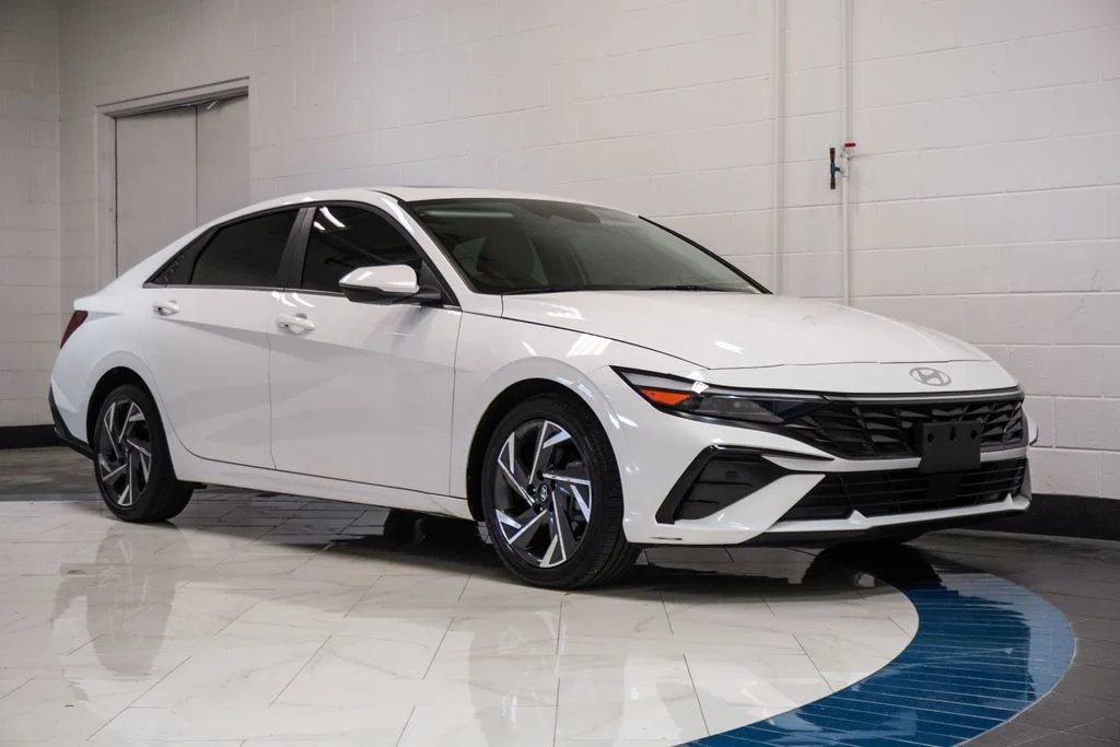 Used 2025 White Hyundai Limited image 5