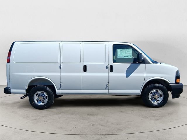 New 2025 Summit White Chevrolet WT image 6