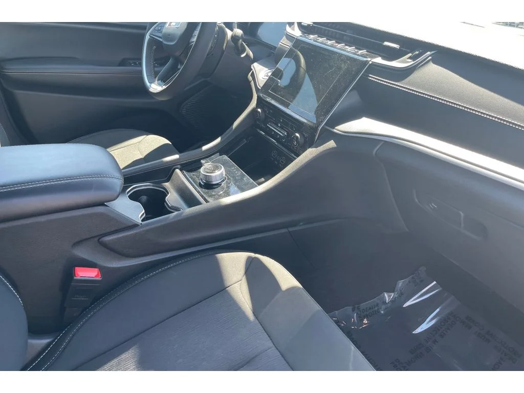 Used 2024 BRIGHT WHITE CLEARCOAT Jeep Laredo image 19