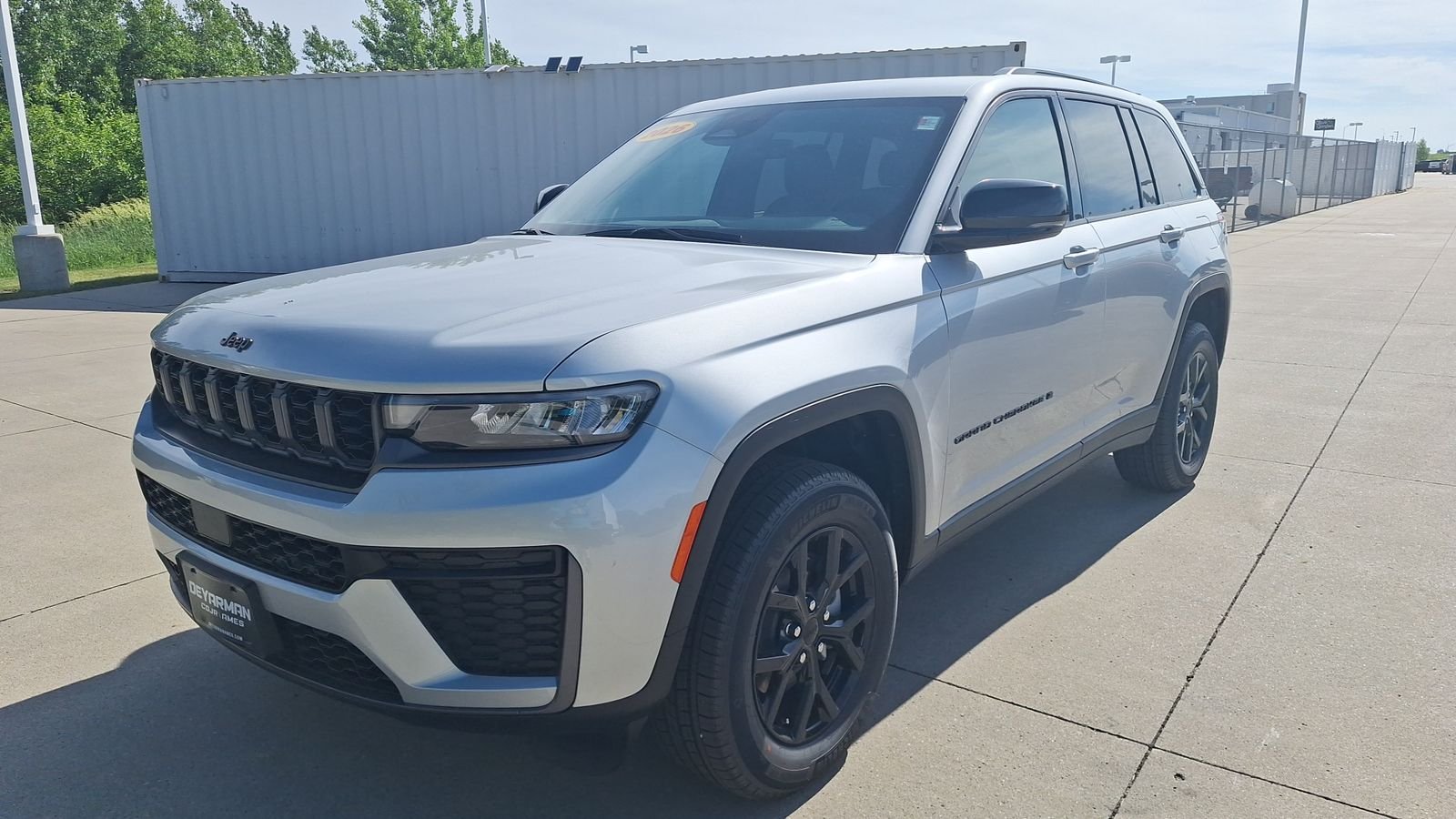 New 2026 Silver Zynith Exterior Paint Jeep Altitude image 8