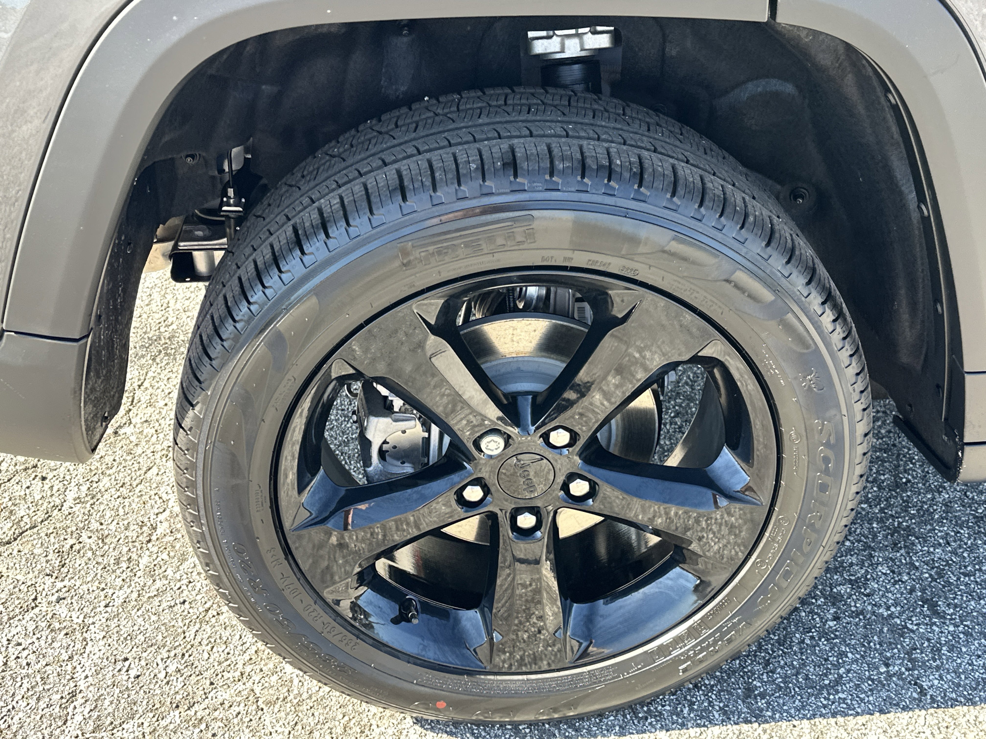New 2025 Baltic Gray Metallic Clear-Coat Exterior Paint Jeep Limited image 18