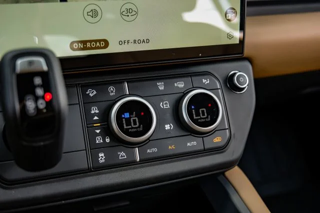 New 2026 Woolstone Green Land Rover X-Dynamic SE image 32