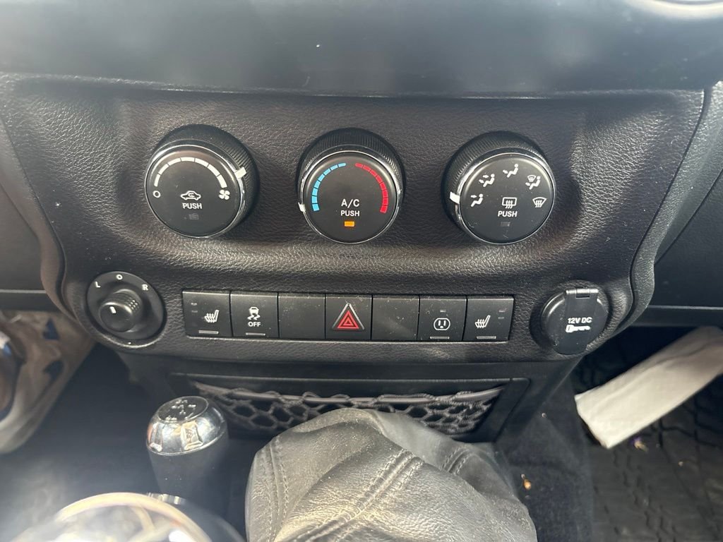 Used 2017 Granite Crystal Metallic Clearcoat Jeep Sahara image 19