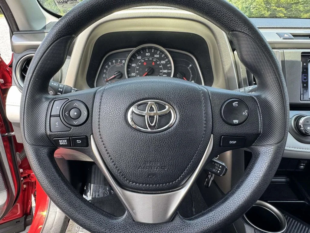 Used 2014 Red Toyota XLE image 18