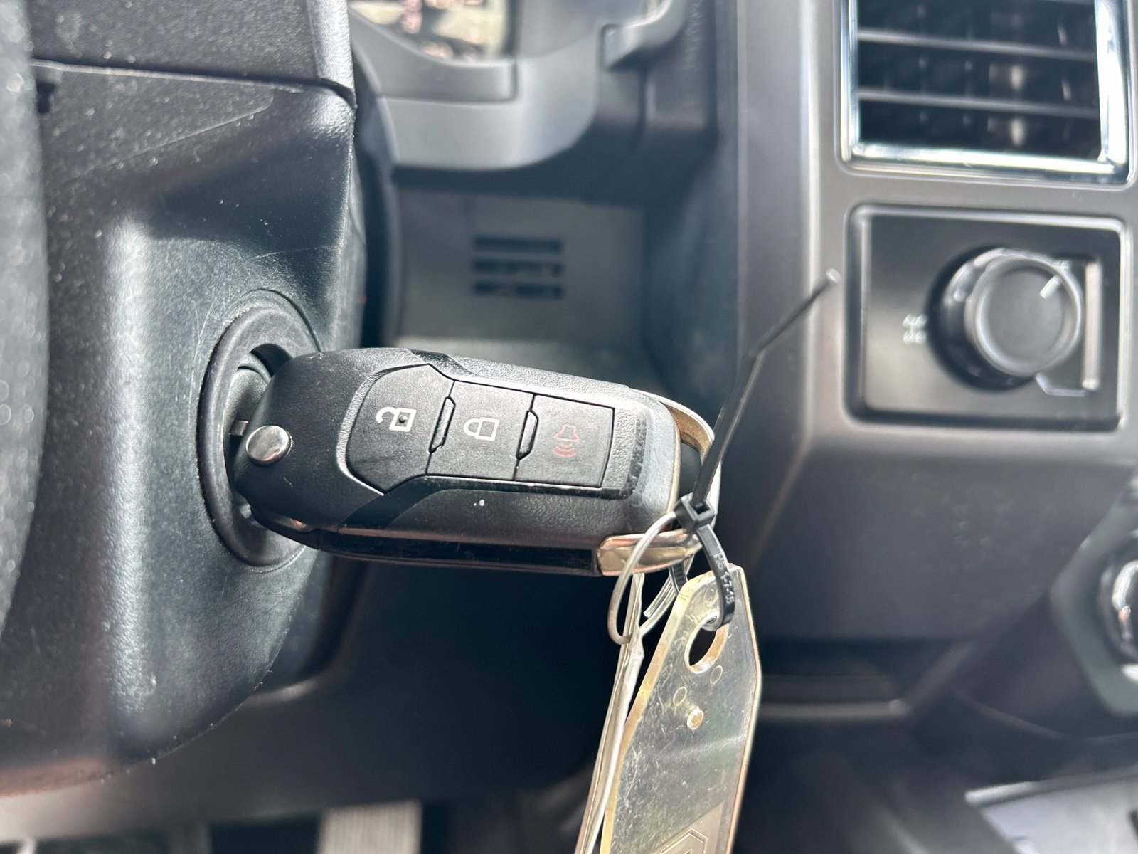 Used 2015 Red Ford XLT image 19