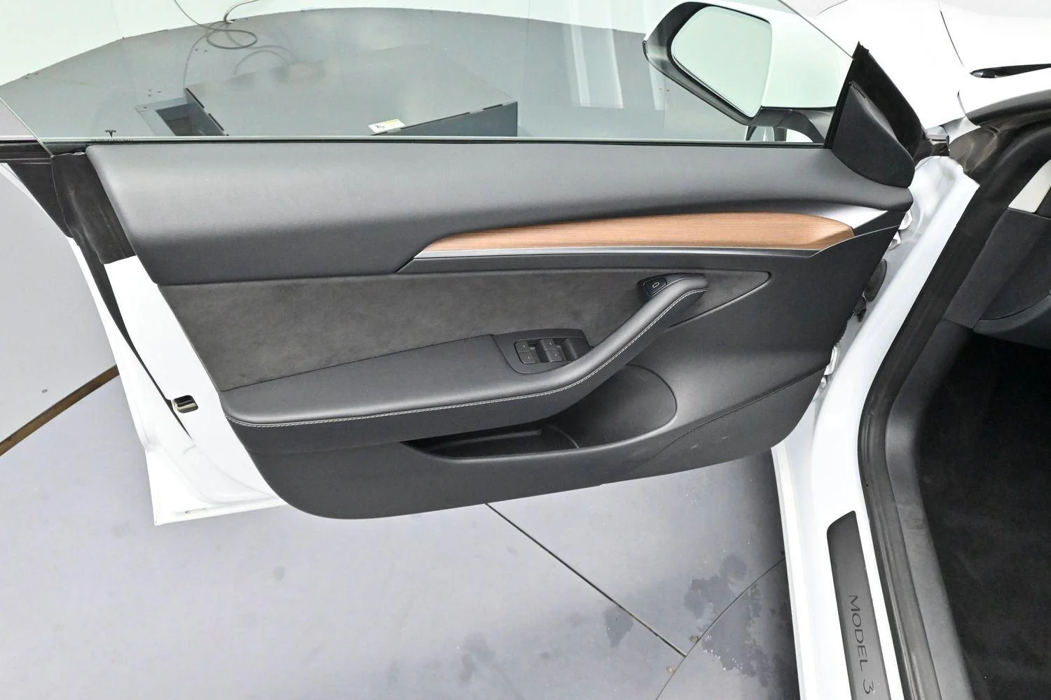 Used 2022 Pearl White Multi-Coat Tesla Base image 9