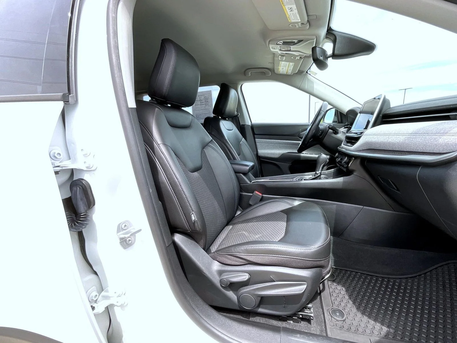 Used 2022 White Jeep Latitude image 16