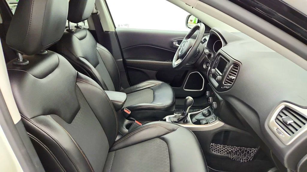 Used 2018 White Clearcoat Jeep Latitude 4x4 image 21