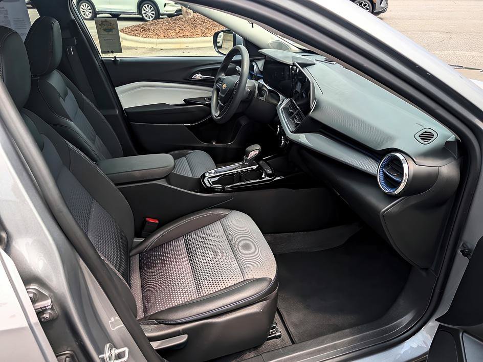 Used 2025 Sterling Gray Metallic Chevrolet LT image 24