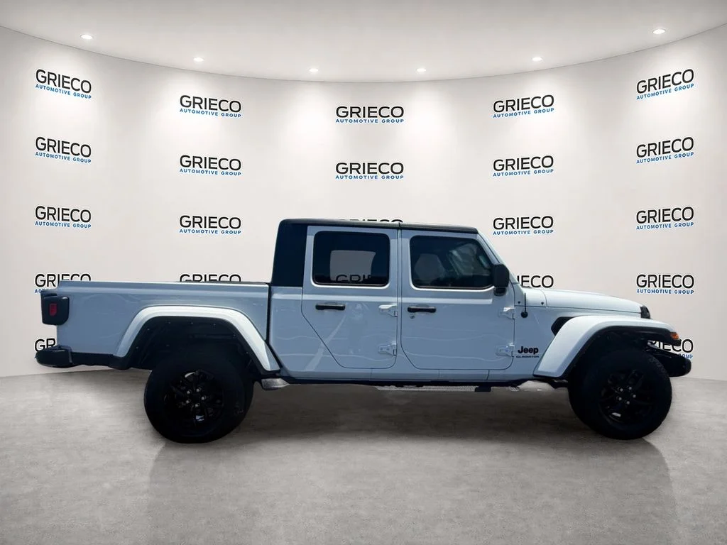 Used 2022 White Jeep Sport image 8