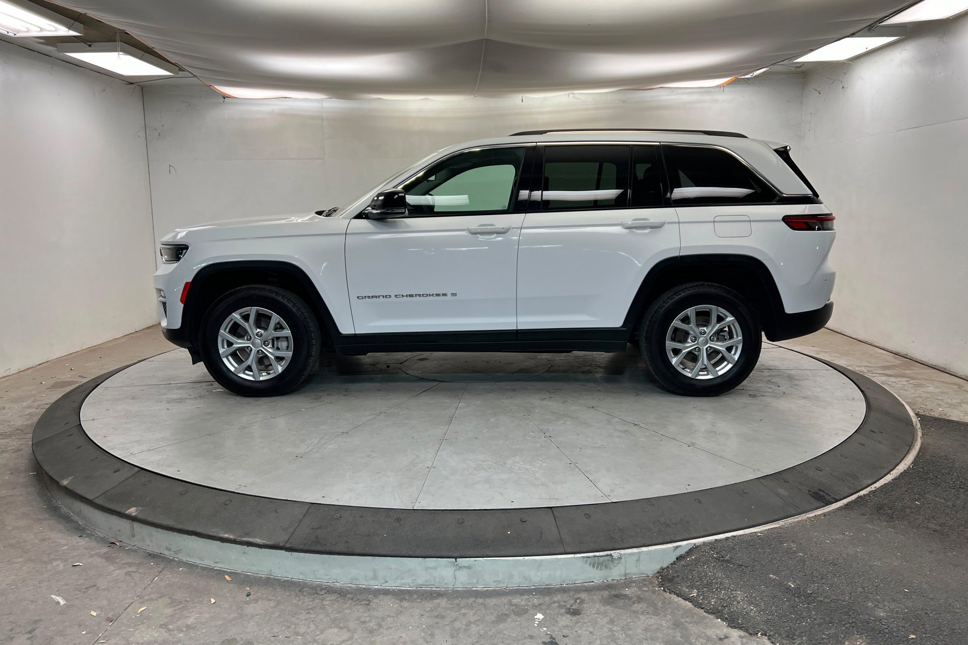 Used 2024 Bright White Clearcoat Jeep Limited image 2