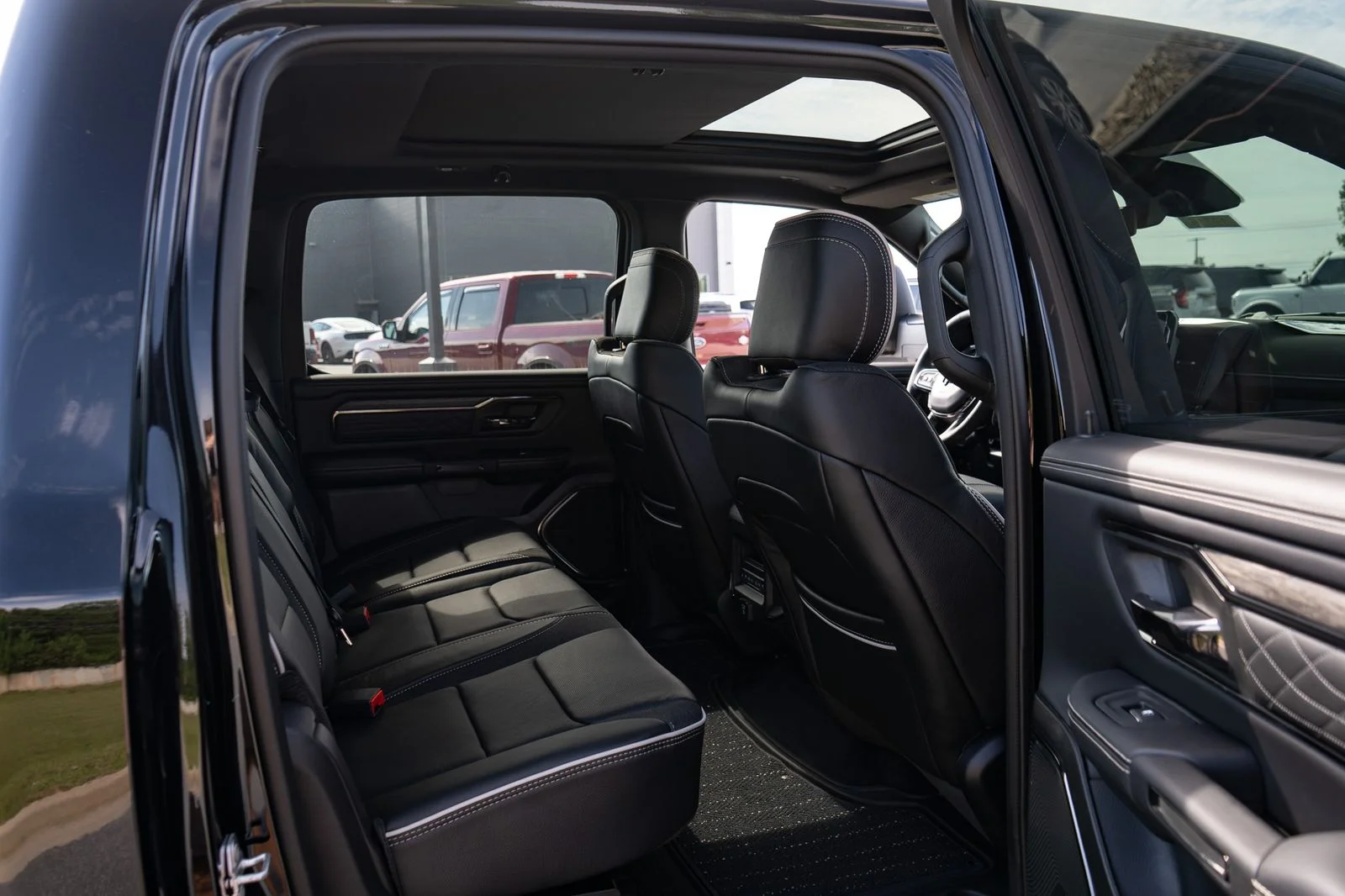 New 2026 Diamond Black Crystal Pearl-Coat Exterior Paint RAM Limited image 43