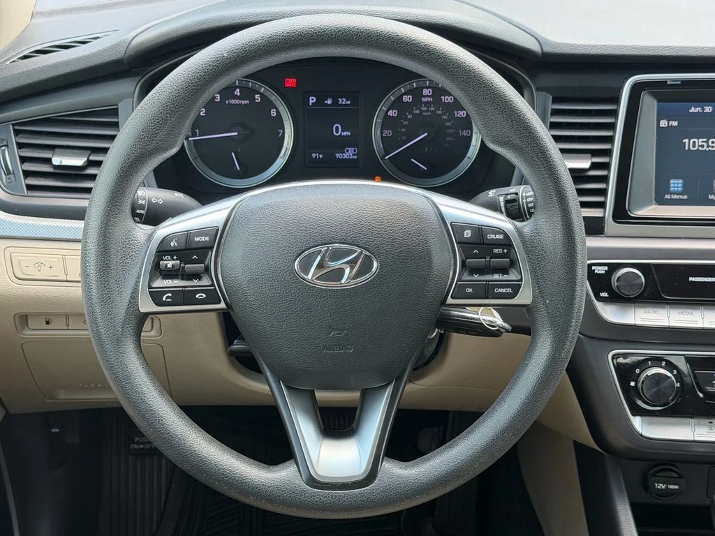 Used 2018 Quartz White Pearl Hyundai SE image 18