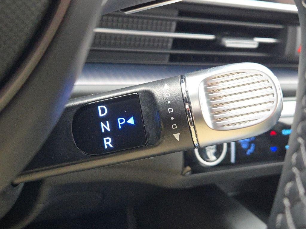 New 2025 White Hyundai SE image 27