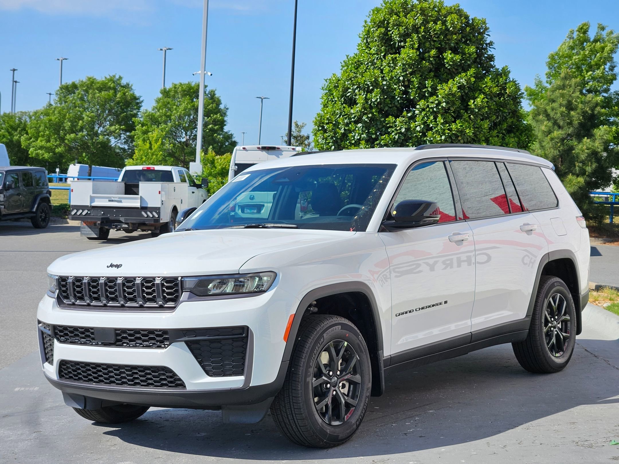 New 2026 Bright White Clear-Coat Exterior Paint Jeep Laredo Altitude image 3