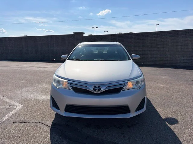 Used 2014  Toyota L image 2