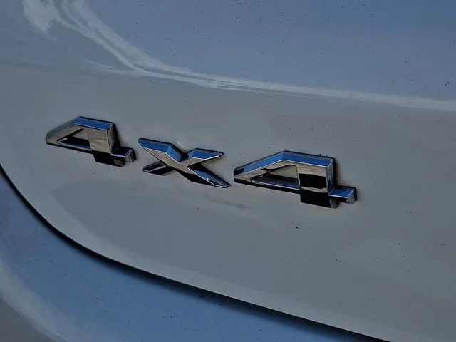 Used 2018 White Jeep Latitude image 30