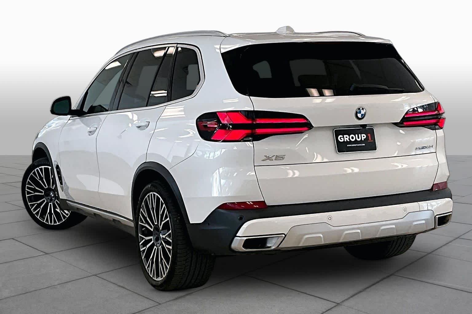 Used 2024 Alpine White BMW sDrive40i image 11