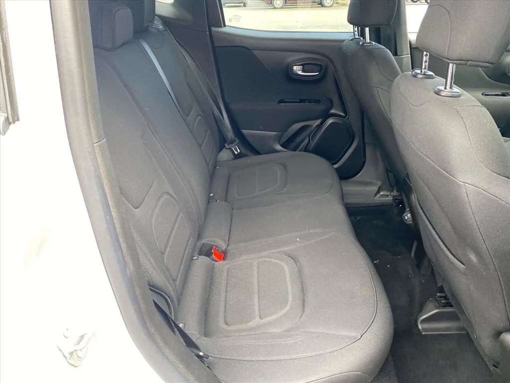 Used 2020 Glacier Metallic Clearcoat Jeep Latitude image 23