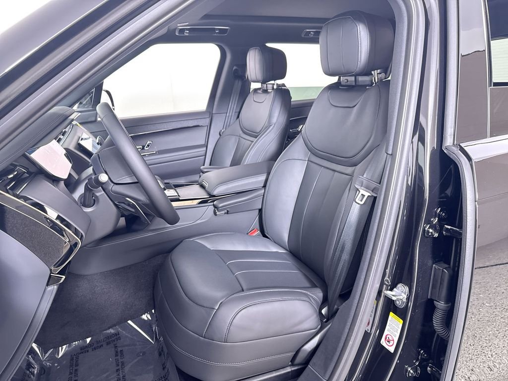New 2026 SANTORN BLK MET Land Rover Dynamic SE image 11