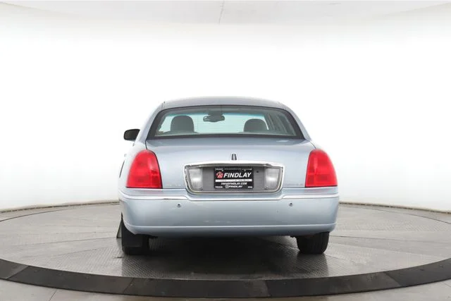 Used 2005 White Lincoln Signature image 11