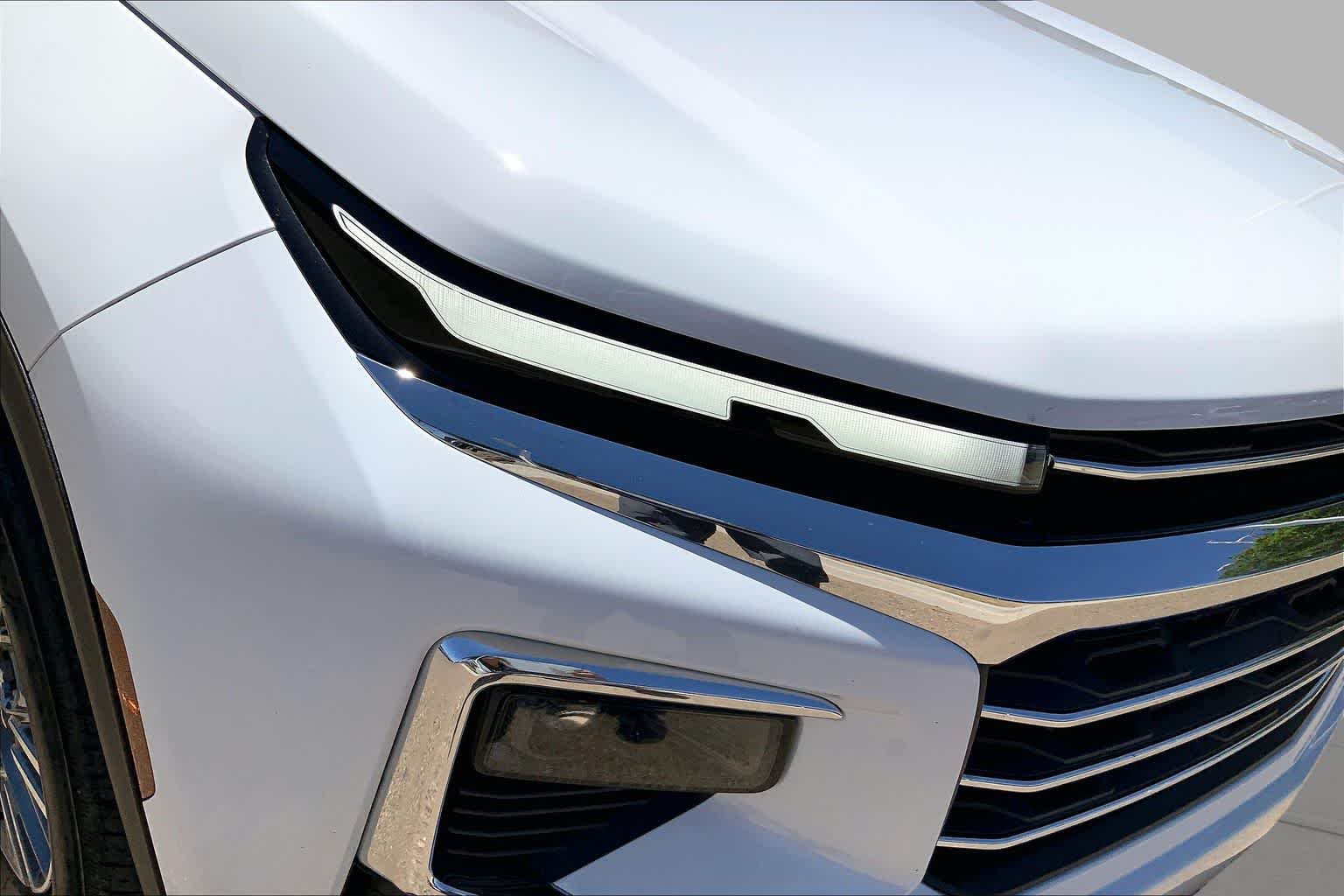Used 2025 Summit White Chevrolet FWD LT image 35