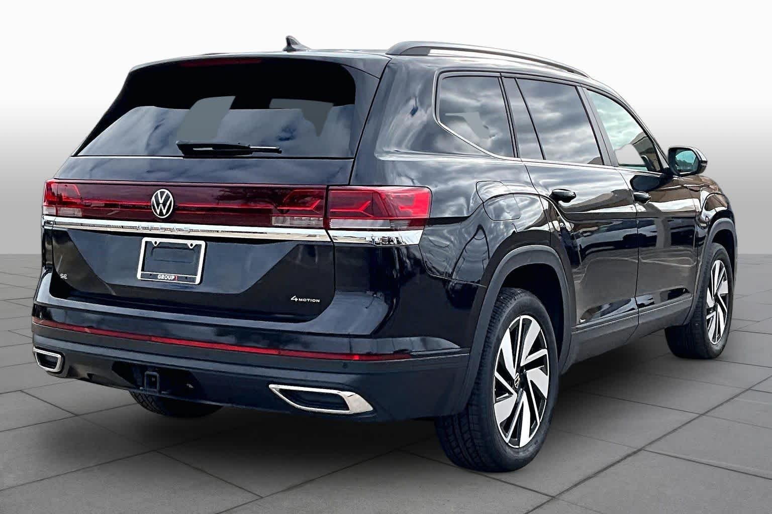 Used 2025  Volkswagen 2.0T SE w/Technology image 12