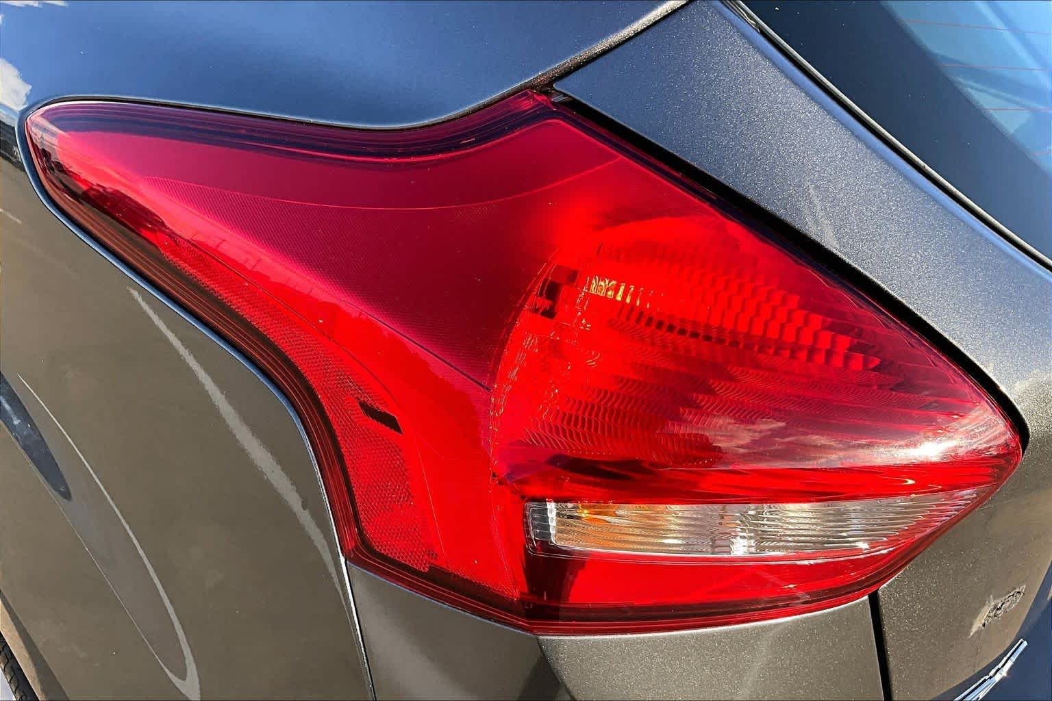 Used 2018 Magnetic Metallic Ford SE image 28