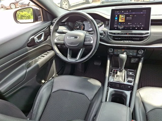 Used 2022 Black Jeep Latitude image 14