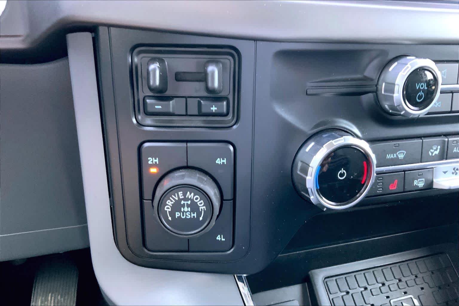 Used 2024 Carbonized Gray Metallic Ford XLT image 34