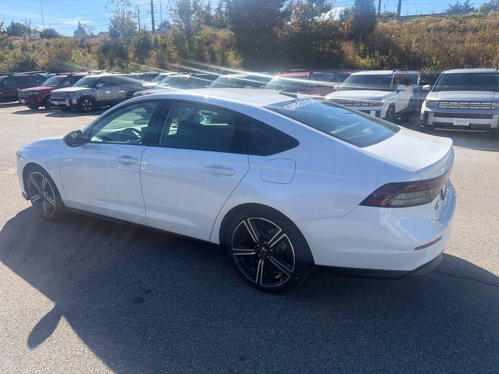 Used 2026 Platinum White Pearl Honda SE image 4