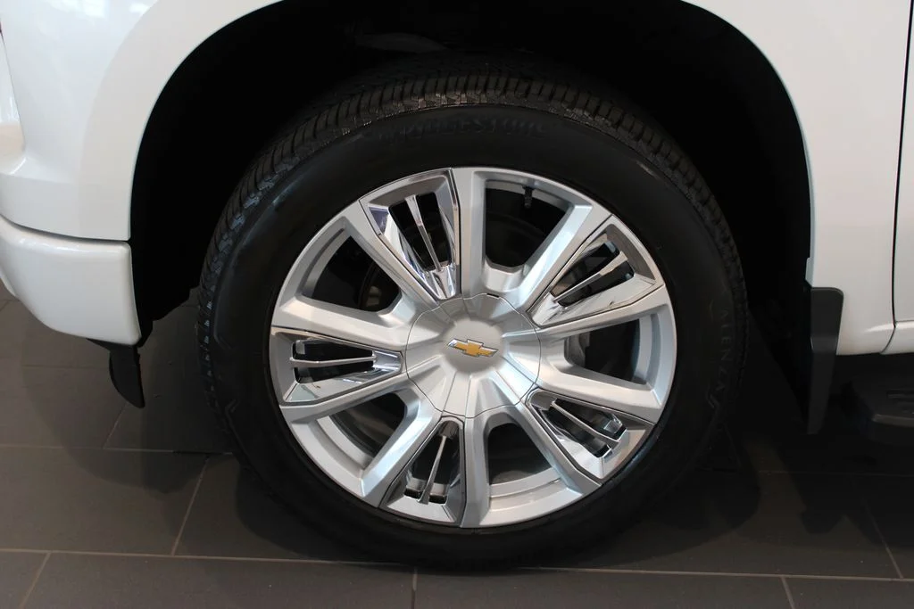 Used 2024 Pearl Chevrolet High Country image 30