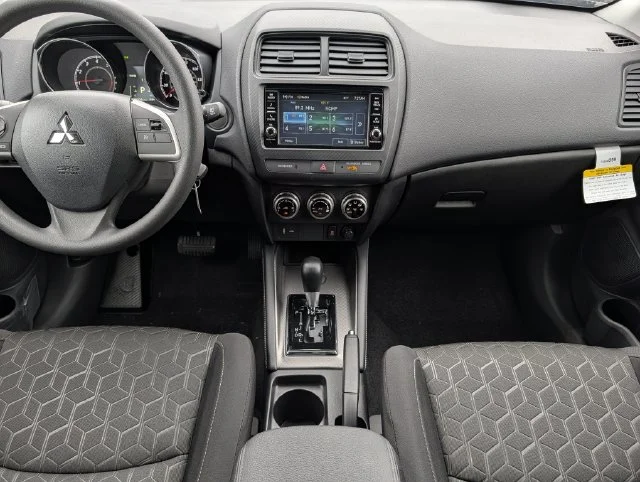 New 2027 Labrador Black Pearl Mitsubishi 2.0 S 2WD image 7