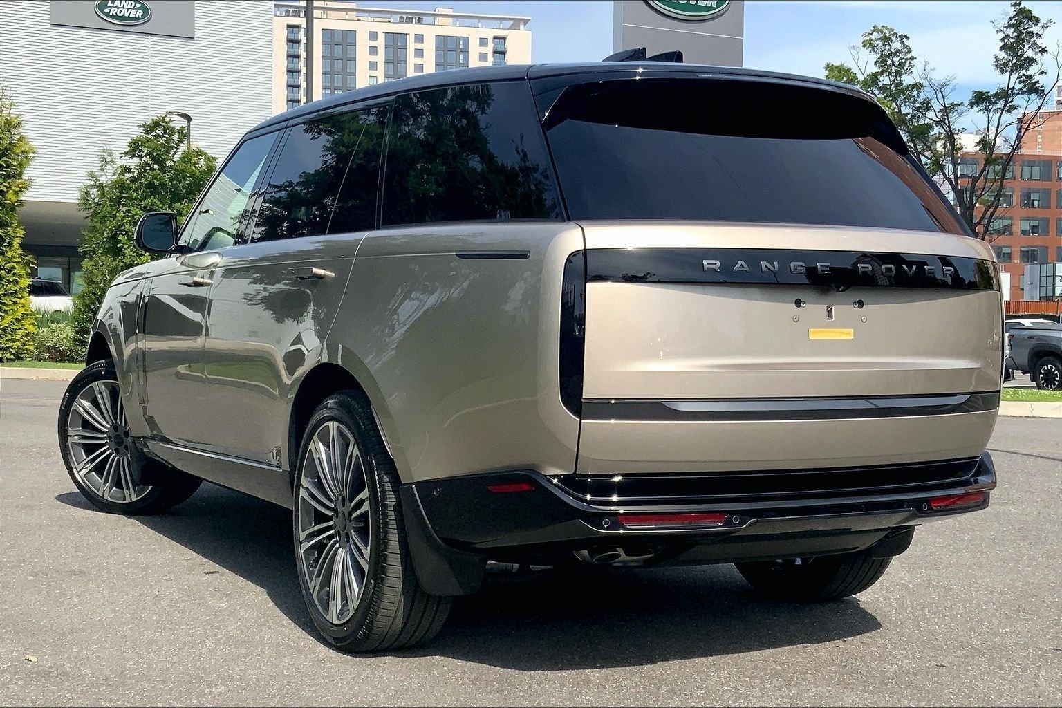 New 2026 Batumi Gold LAND ROVER SE LWB 7-Seats / V8 image 12