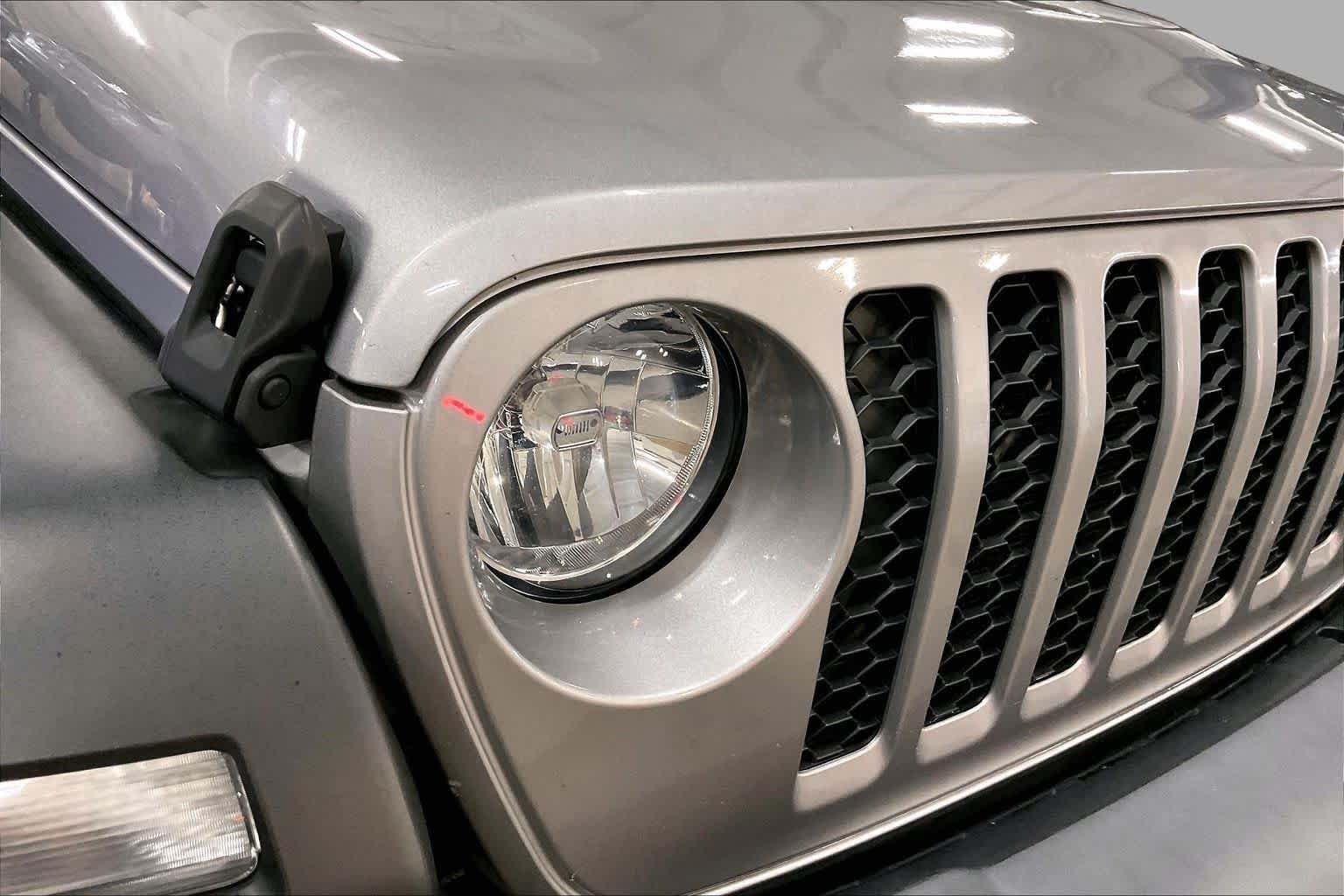 Used 2020 Billet Silver Metallic Clearcoat Jeep Sport S image 28