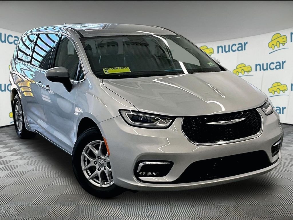 2023 Chrysler Pacifica Touring L's photo