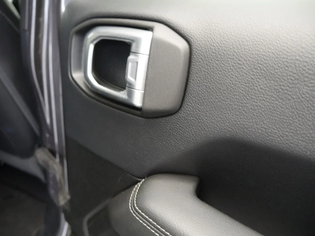 Used 2018 Crystal Metallic Jeep Unlimited Sahara image 25